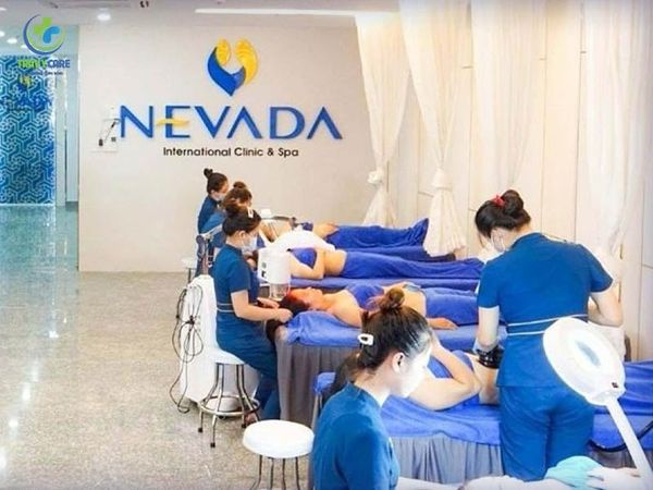 Phòng dịch vụ với tone màu vàng ấm áp, riêng tư tại Nevada Clinic.