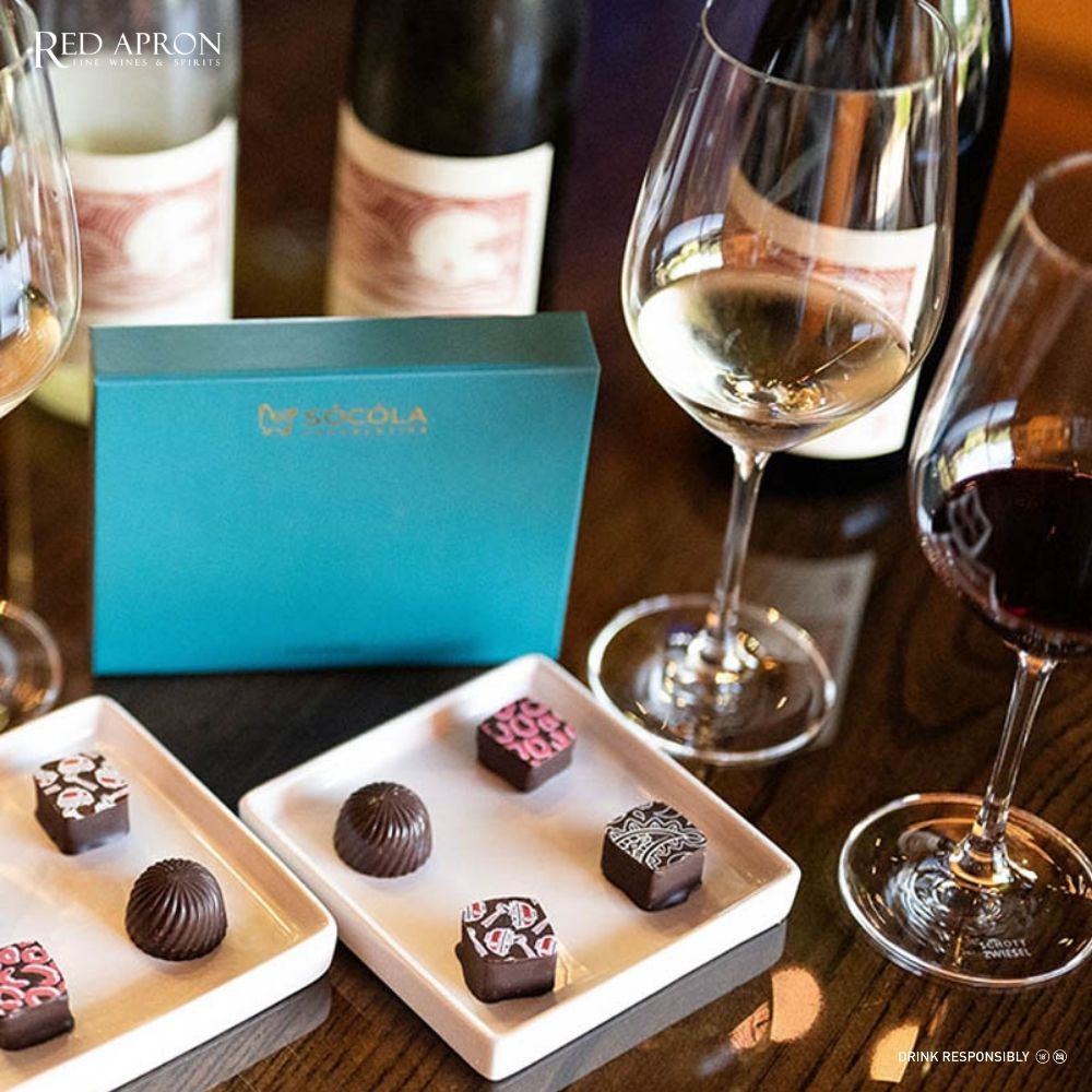 Chocolate đen đặt cạnh ly rượu vang đỏ thể hiện sự kết hợp giàu tannin và polyphenol
