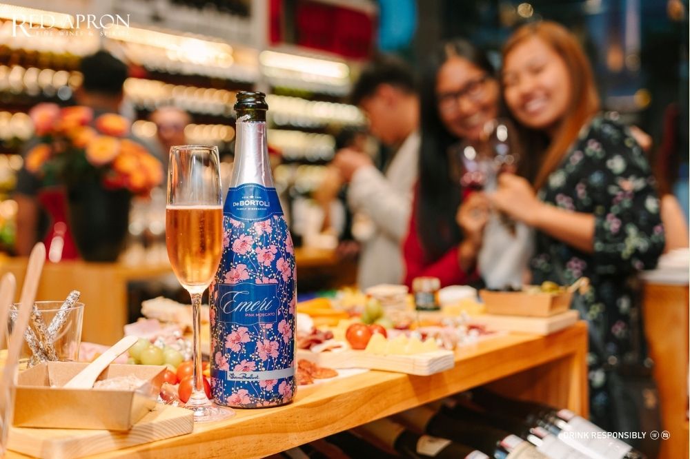 Chocolate sữa ăn cùng De Bortoli Emeri Pink Moscato Sparkling minh họa cho gợi ý rượu vang và socola trung vị