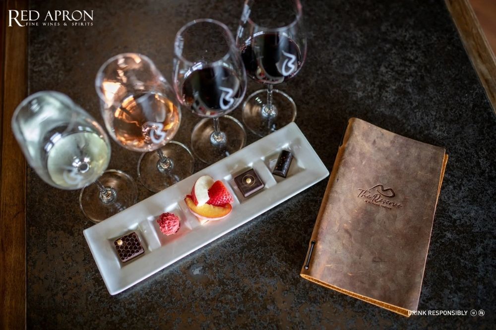 Quy trình ăn chocolate uống rượu vang đúng chuẩn gồm nhấp vang trước và sau khi chocolate tan