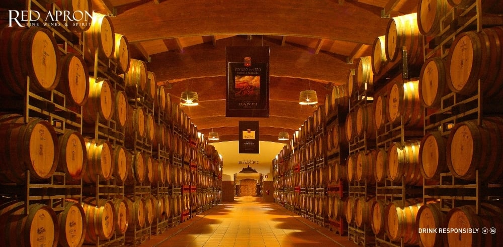 Chai rượu vang đỏ Castello Banfi Brunello di Montalcino DOCG với nhãn hiệu Banfi nổi bật, tượng trưng cho rượu vang Ý cao cấp từ giống nho Sangiovese Grosso.