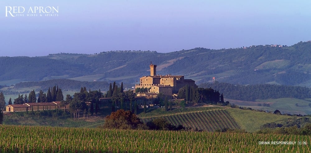Toàn cảnh điền trang Castello Banfi tại Montalcino, Tuscany với lâu đài, vườn nho bao quanh – quê hương rượu vang Banfi và Brunello di Montalcino danh giá.