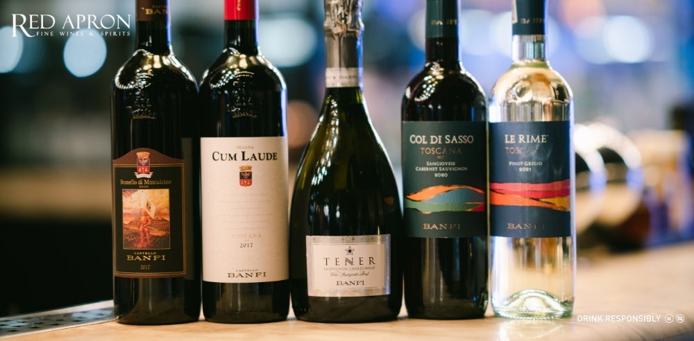 Năm chai rượu vang Banfi gồm Castello Banfi Brunello di Montalcino, Rosso di Montalcino, Placido Pinot Grigio, Sciandor Moscato d’Asti và Cum Laude Super Tuscan được bày cạnh nhau tại Red Apron.
