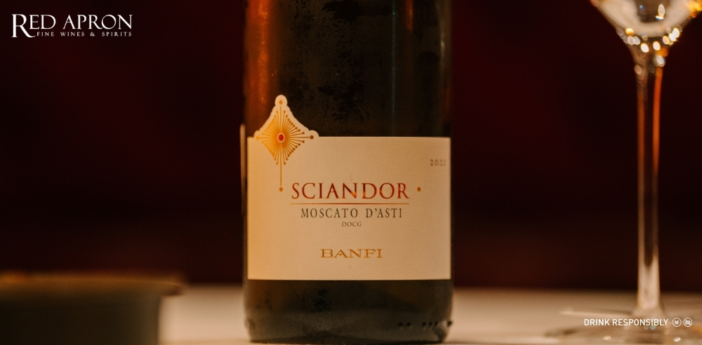 Bánh trung thu nhân đậu xanh hạt sen đặt cạnh ly vang trắng nhẹ, tông màu sáng, bố cục tinh tế.