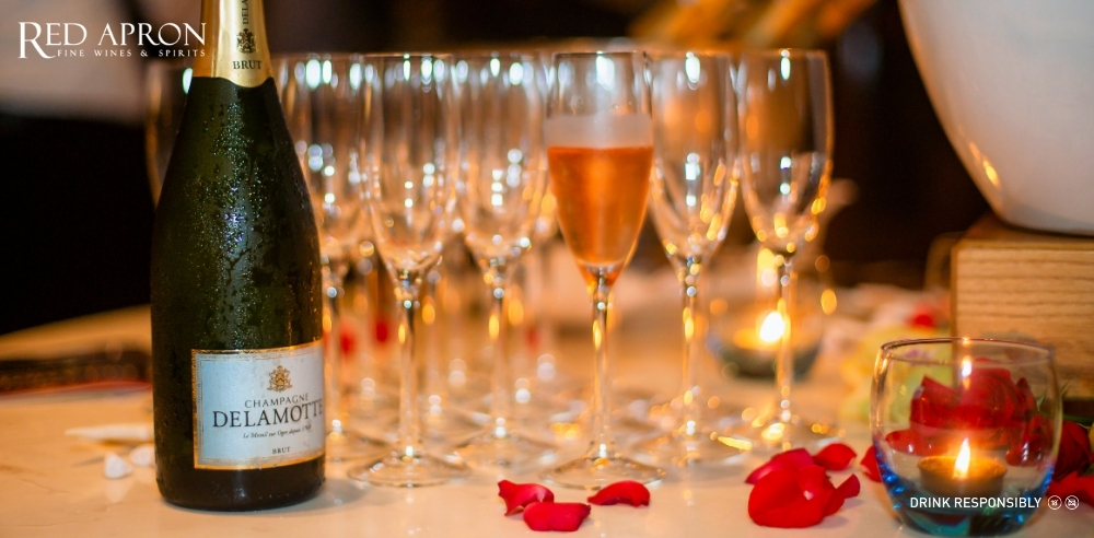 Bánh trung thu thập cẩm có trứng muối dùng cùng chai vang sủi Brut, bọt mịn, trình bày sang trọng