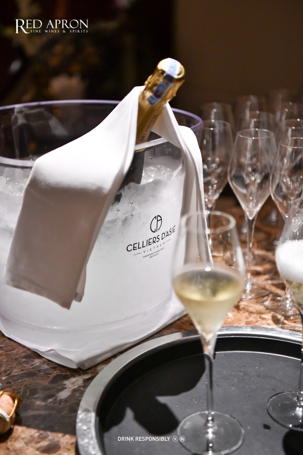 Ảnh minh họa phần FAQ về chọn rượu vang dùng với bánh trung thu, phong cách thân thiện.