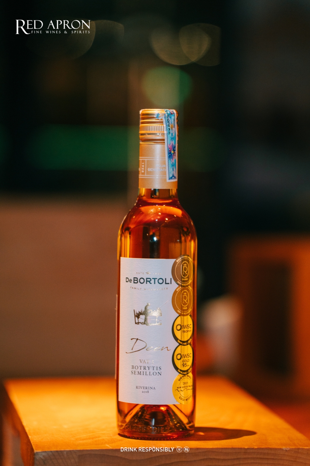 Bánh trung thu vị socola và phô mai dùng kèm rượu tráng miệng Port, tông ấm, cảm giác đậm đà.