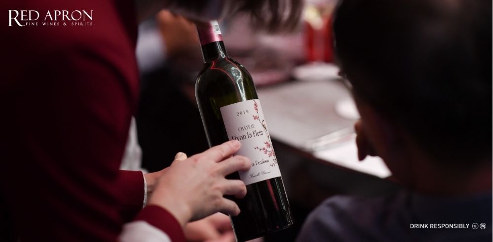 Bàn tiệc rượu vang Berrouet với các chai Vieux Chateau Saint Andre, Chateau Samion, Chateau Hyon la Fleur kết hợp món Âu như thịt bò nướng, thịt cừu và pho mát cứng.