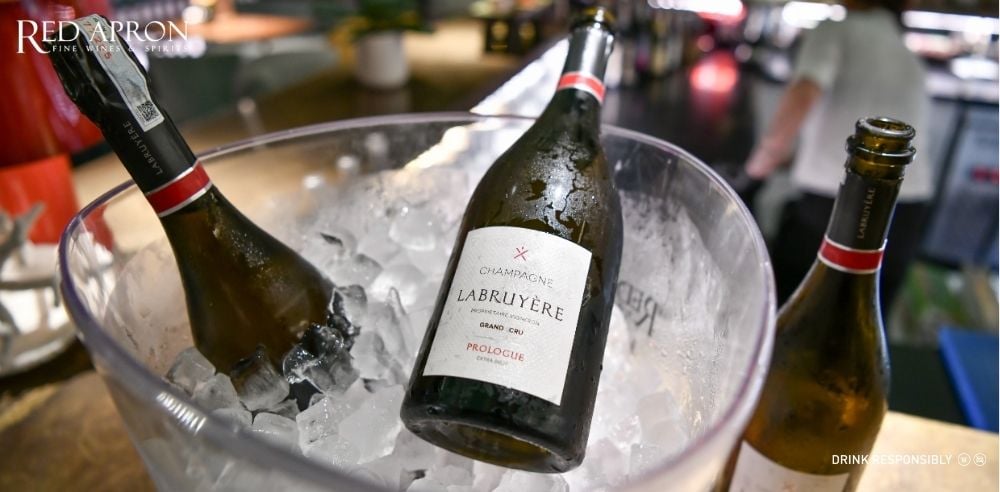 Rót champagne Labruyere vào ly flute/tulip, gợi ý nhiệt độ phục vụ chuẩn.