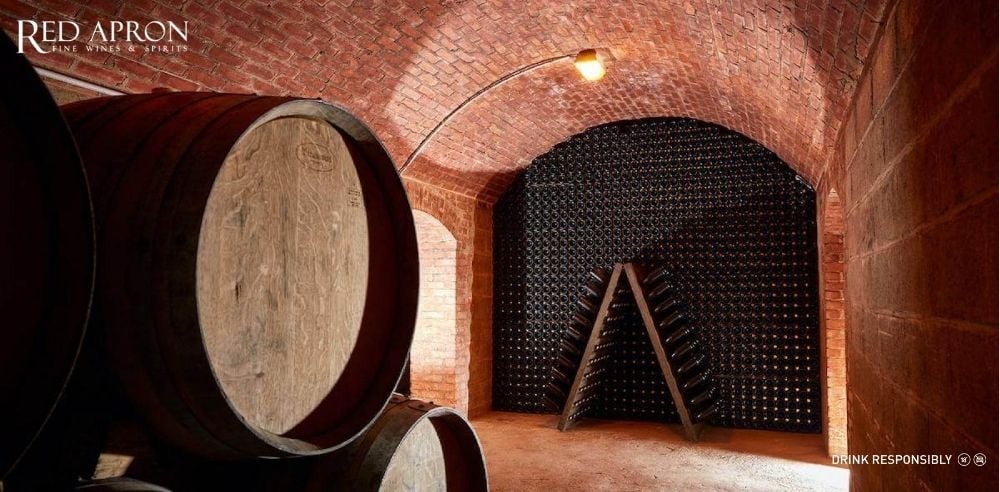 Bên trong hầm rượu và thiết bị ủ lên men truyền thống của Champagne JM Labruyere.