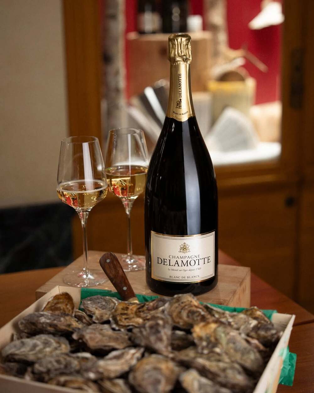 Chai Champagne Delamotte Blanc de Blancs, thể hiện phong cách 100% Chardonnay từ Côte des Blancs.