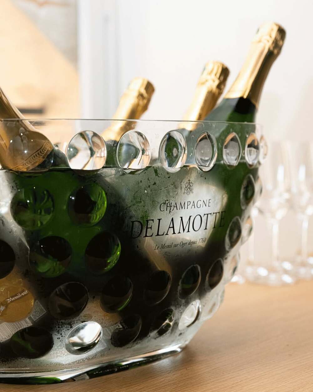 Rót Champagne Delamotte ở 8–10°C, nhiệt độ thưởng thức lý tưởng.