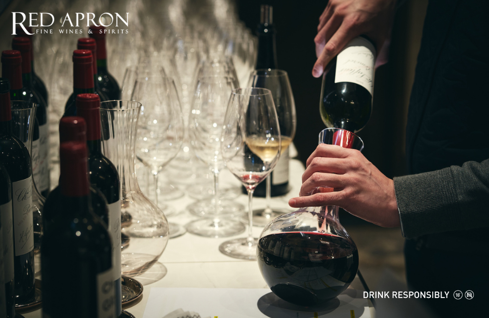 Rót rượu vang Chateau Lafleur vào bình gạn rượu vang theo tiêu chuẩn