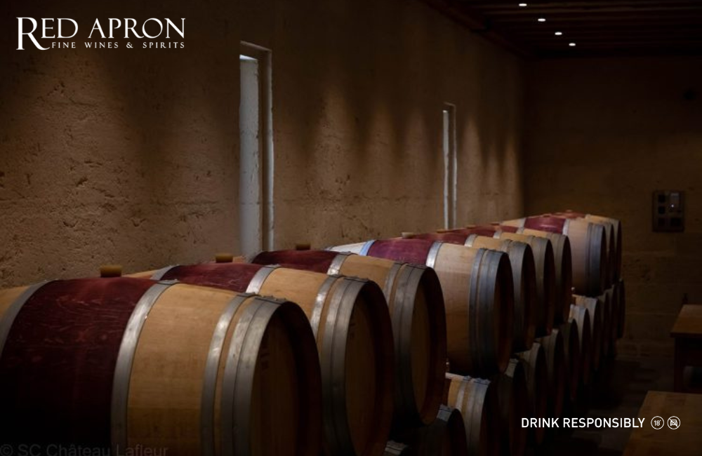 Thùng gỗ sồi Pháp ủ rượu vang Chateau Lafleur trong hầm rượu Pomerol