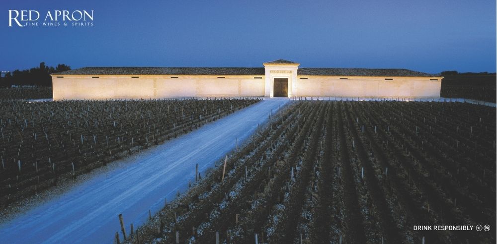 Cận cảnh thổ nhưỡng sỏi Pleistocen (graves) và lớp sét sâu tại vườn nho Chateau Latour Pauillac, giúp rễ nho ăn sâu và tạo cấu trúc tannin mạnh mẽ cho rượu vang Bordeaux.
