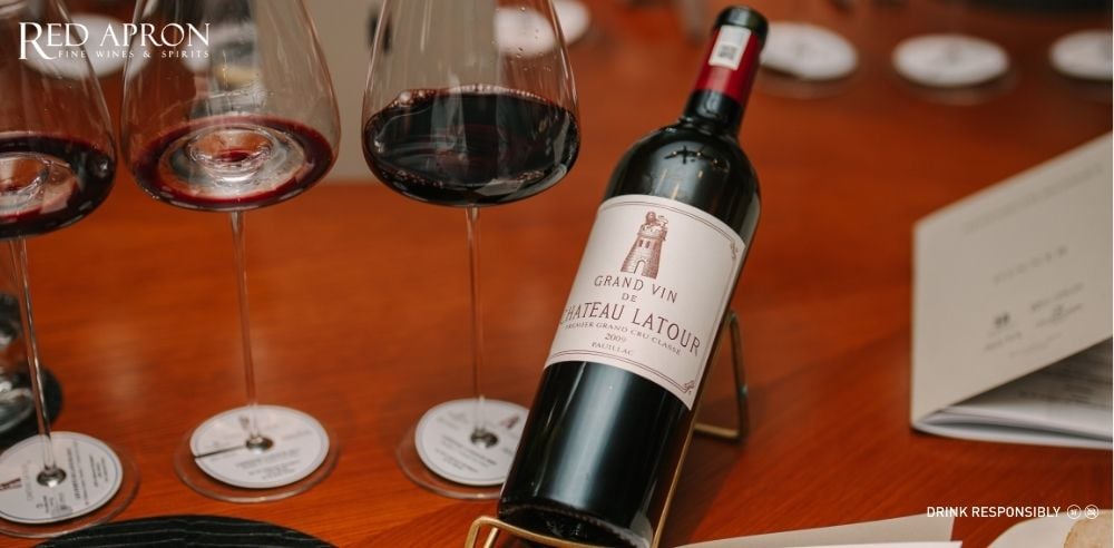 Chai rượu vang Chateau Latour Grand Vin niên vụ xuất sắc trưng bày trong hầm rượu, thể hiện tiềm năng lưu trữ 50–100 năm và giá trị sưu tầm cao.