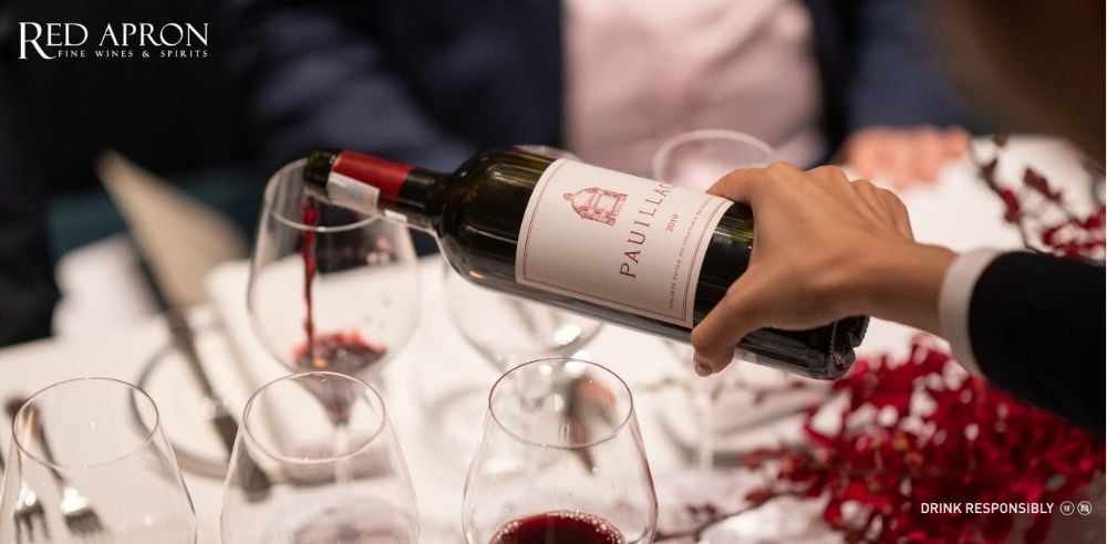 Bàn tiệc kết hợp rượu vang đỏ Chateau Latour với bò bít tết, thịt cừu nướng và món Việt như bò lúc lắc, heo quay, minh họa gợi ý food pairing cho người yêu rượu tại Việt Nam.