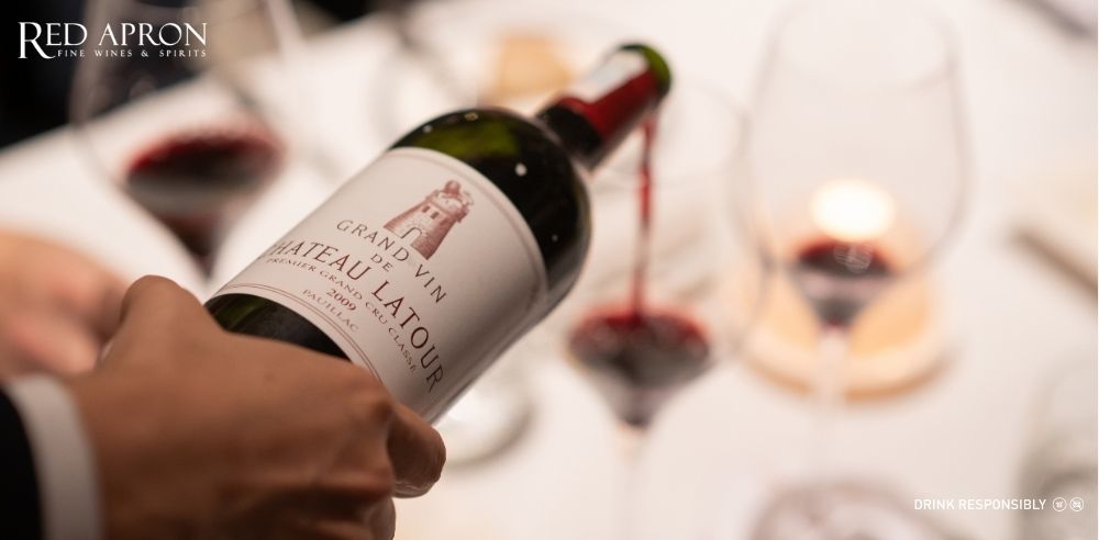 Kệ rượu trong hầm bảo quản chuyên nghiệp với các chai Chateau Latour đặt nằm ngang, nhiệt độ 12–14°C và độ ẩm 65–75% để duy trì chất lượng rượu vang Bordeaux cao cấp.
