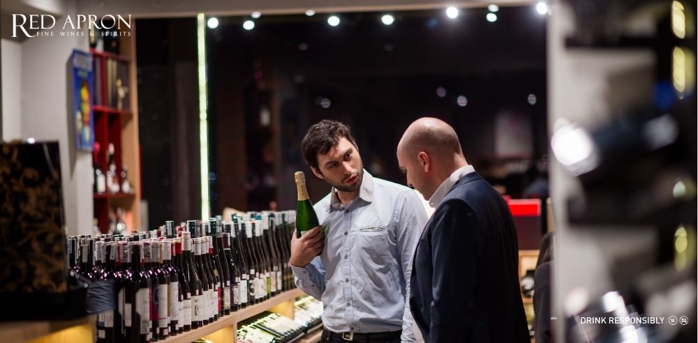 Ảnh cửa hàng Red Apron tại Việt Nam trưng bày rượu Cote de Nuits, dịch vụ sommelier, giao hàng toàn quốc.