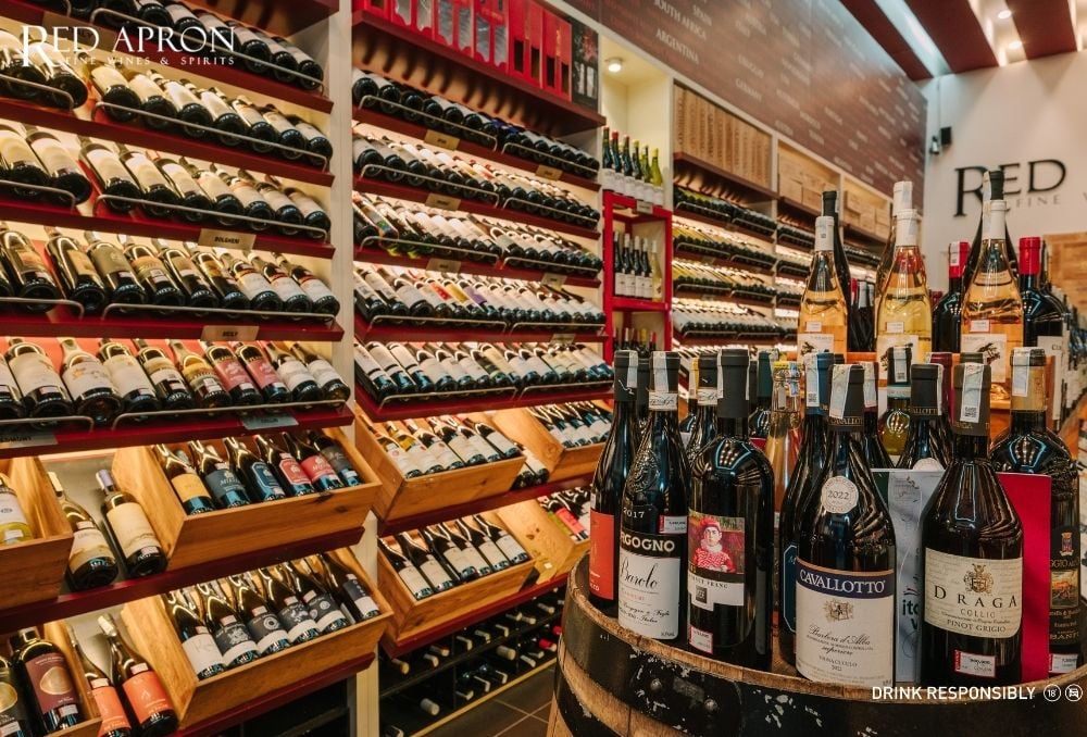 Không gian trưng bày rượu vang nhập khẩu tại cửa hàng Red Apron Fine Wines & Spirits