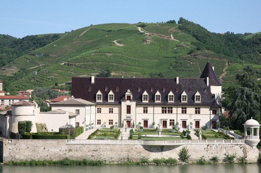 Château d'Ampuis của E Guigal nằm giữa các vườn nho nổi tiếng vùng Rhône, Pháp