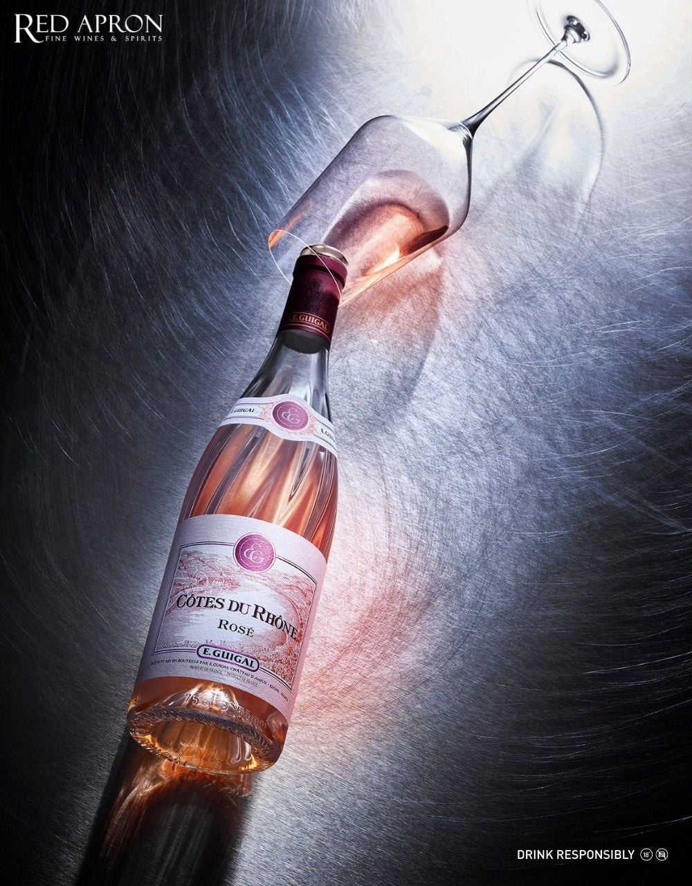 Chai Guigal Rosé Côtes du Rhône với sắc hồng tươi sáng trên nền tối