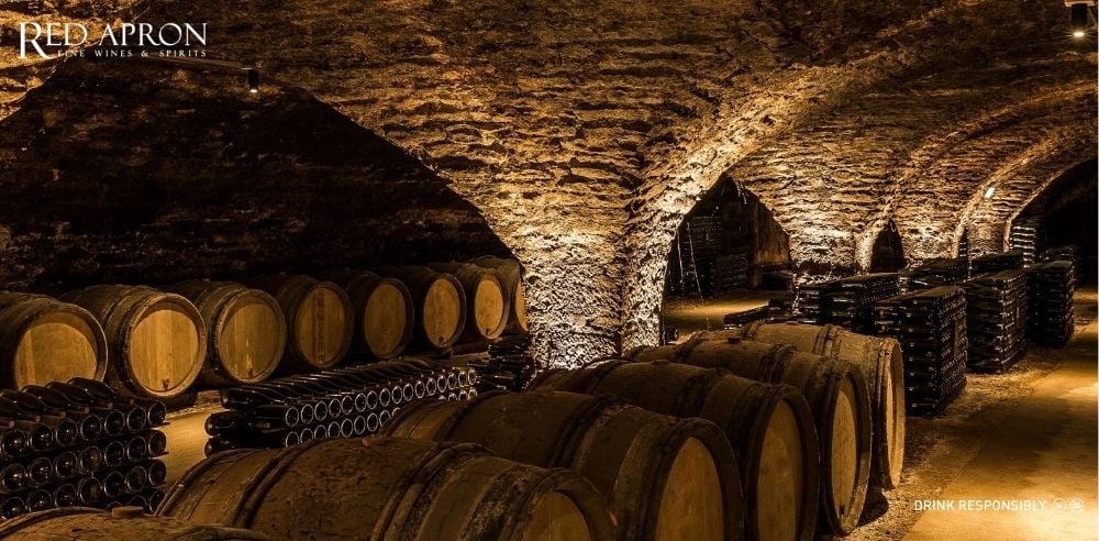 Ly rượu vang đỏ Lalande de Pomerol màu ruby đậm, gợi hương trái đỏ, vani, chocolate và gia vị gỗ sồi.