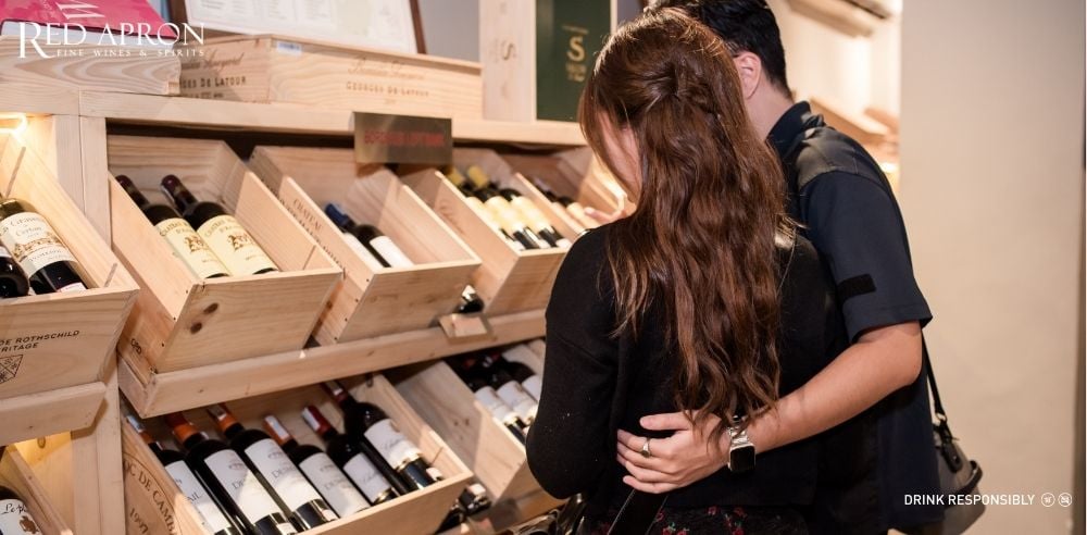Ảnh cửa hàng Red Apron tại Việt Nam, khu trưng bày rượu Bordeaux, dịch vụ sommelier và giao hàng toàn quốc.