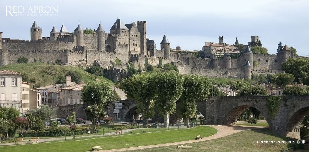 Toàn cảnh thành cổ Carcassonne và cây cầu đá ở Languedoc Roussillon, thể hiện bức tranh lịch sử và văn hóa của vùng rượu vang này.
