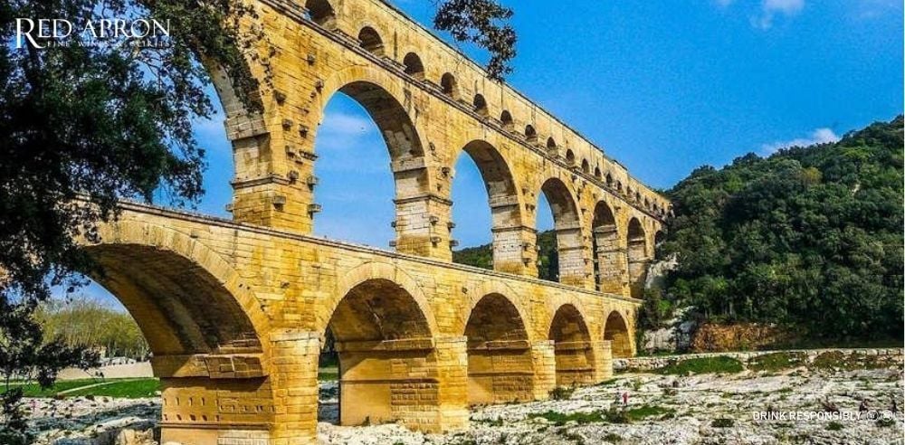 Cầu dẫn nước La Mã cổ Pont du Gard ở vùng Languedoc Roussillon, biểu tượng di sản lịch sử gắn với sự hình thành rượu vang khu vực.
