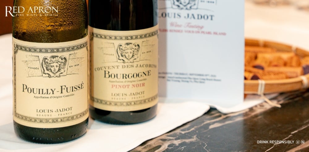 Hai chai rượu vang Maison Louis Jadot gồm Bourgogne Pinot Noir và một chai Pouilly-Fuissé, trưng bày trên bàn với thẻ tên Louis Jadot, gợi ý lựa chọn rượu vang [từ khóa chính] cho người yêu vang tại Việt Nam.