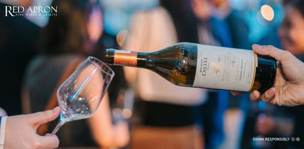 Chai rượu vang trắng Maison Castel Grande Reserve Chardonnay IGP d’Oc; hương trái cây chín, vani, bơ từ ủ gỗ sồi; pairing hải sản, gà, phô mai mềm.