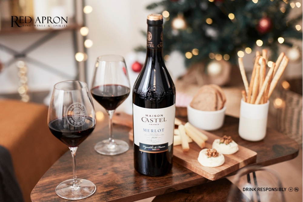Chai rượu vang Maison Castel Merlot IGP d’Oc; hương trái cây, gia vị, bánh mì nướng; hợp hải sản, thịt trắng, pizza; giá 421.000đ.