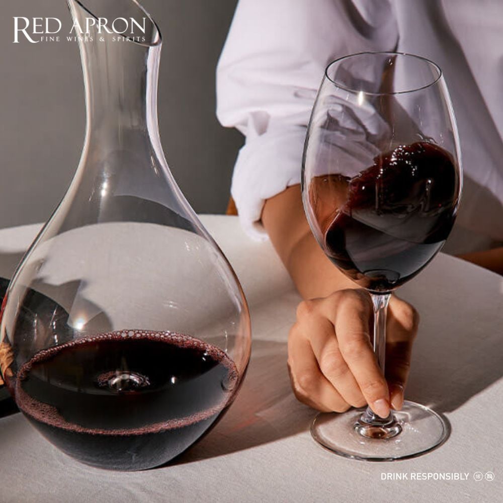 Ly rượu vang Pauillac màu đỏ đậm với tannin cao đặc trưng