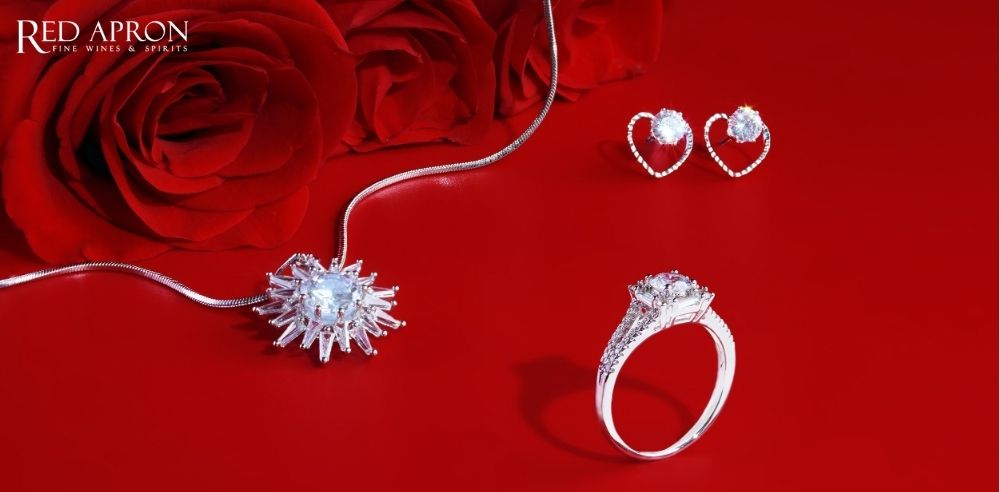 Trang sức làm quà Tết cho người yêu như nhẫn hoặc vòng cổ trong hộp quà sang trọng