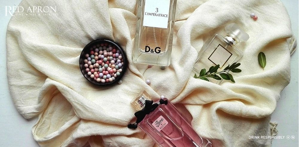 Nước hoa cao cấp làm quà Tết cho người yêu với hộp quà và nơ trang trí