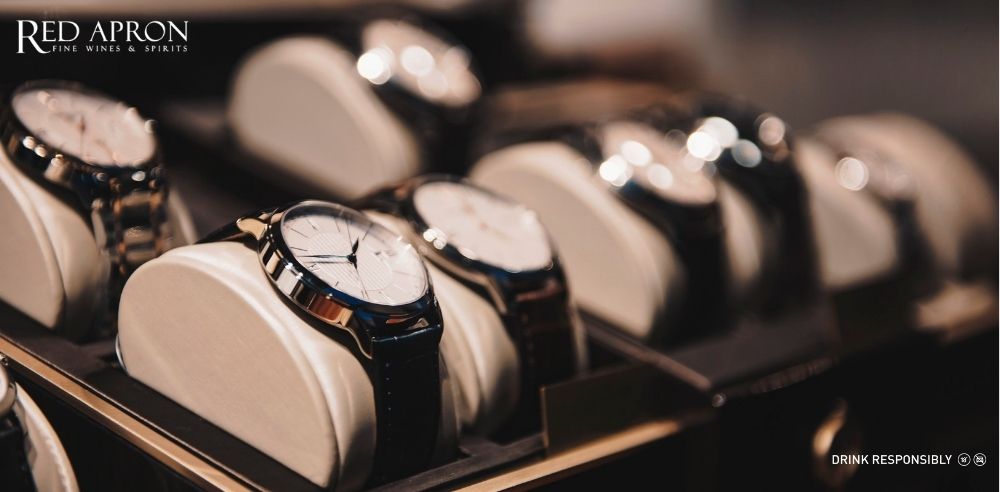 Đồng hồ thời trang làm quà Tết cho người yêu đặt trong hộp quà sang trọng