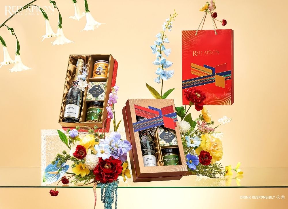 Hộp quà Tết cao cấp gồm rượu vang bánh kẹo và hạt dinh dưỡng để tặng quà Tết cho người yêu