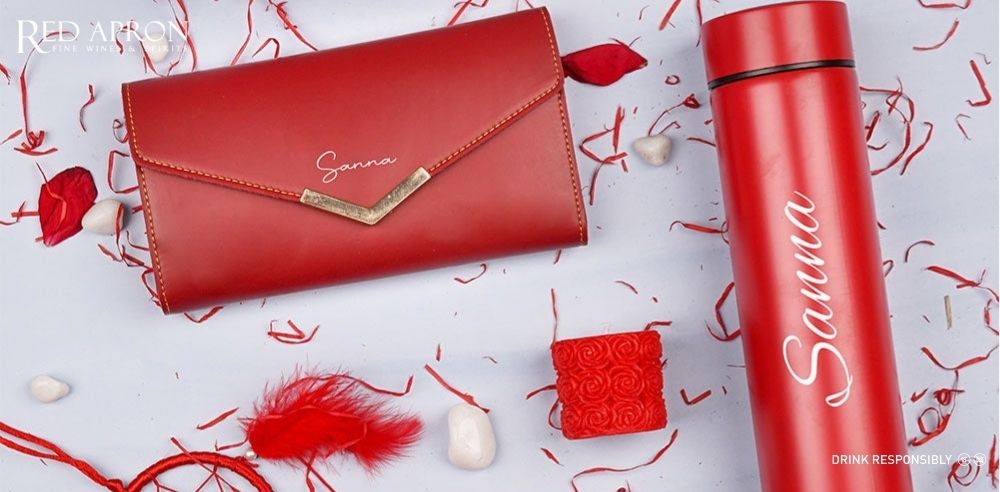 Phụ kiện màu đỏ như khăn quàng áo len làm quà tặng Tết cho người yêu