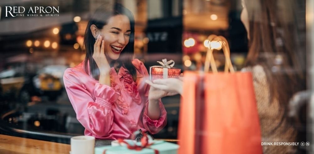 uà Tết cho người yêu là bạn gái gồm rượu vang ngọt hoặc vang nổ kèm set chăm sóc da