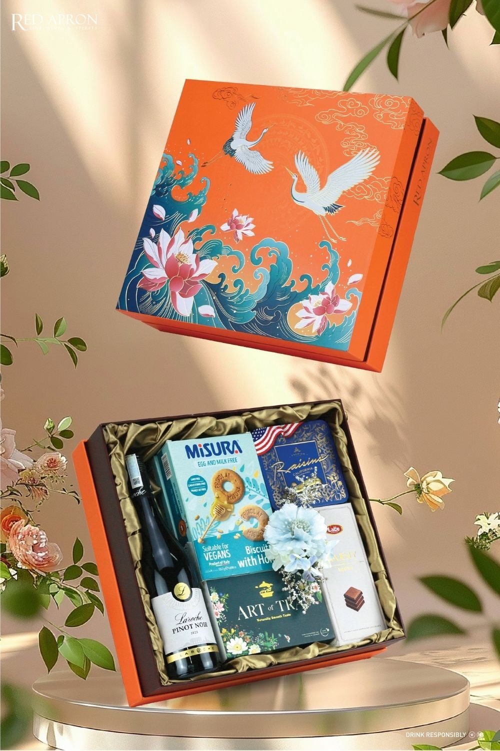 Giỏ quà Tết truyền thống có rượu vang dành tặng ông bà