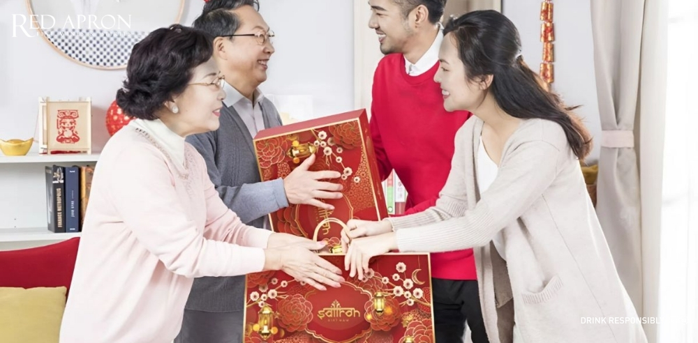 Gia đình nhiều thế hệ quây quần bên mâm cơm ngày Tết, gợi ý tinh thần sum vầy khi chọn quà Tết cho sui gia