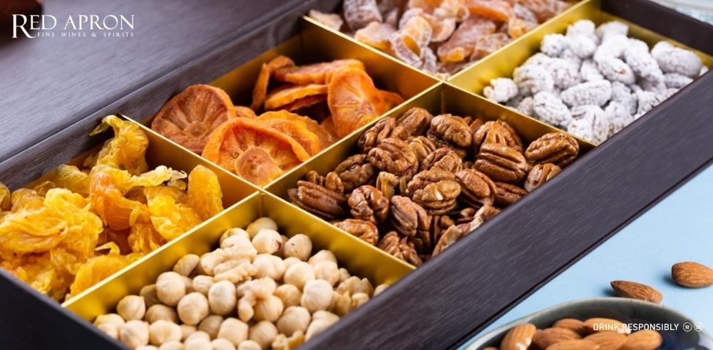 Hộp quà dinh dưỡng gồm hạt và trái cây sấy có thương hiệu Red Apron, gợi ý quà Tết cho sui gia thiên về sức khỏe