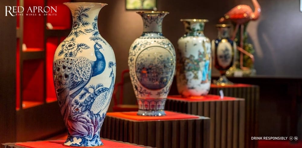 Ba bình gốm sứ hoa văn truyền thống trưng bày, phù hợp gợi ý quà Tết cho sui gia yêu thích văn hóa và phong thủy