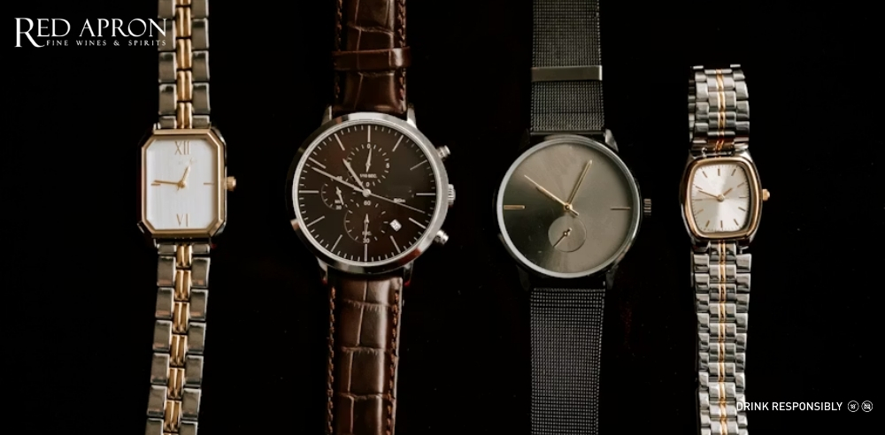 Bốn mẫu đồng hồ đeo tay đặt trên nền tối, minh họa món quà kiêng kỵ khi tặng quà Tết cho sui gia theo quan niệm truyền thống