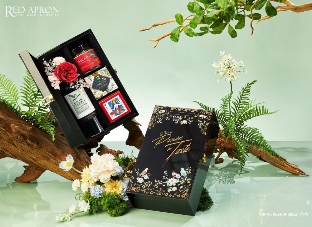 Hộp quà Red Apron mở nắp gồm hũ macadamia, trà xanh và nhiều sản phẩm gourmet, gợi ý thay thế quà Tết handmade bằng quà tặng cao cấp