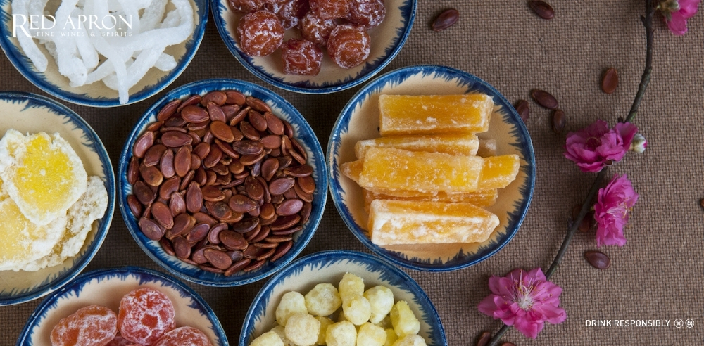 Các loại mứt và hạt ngày Tết bày trong nhiều bát nhỏ (mứt dừa, mứt gừng, hạt dưa…), minh họa quà Tết handmade là đồ ăn