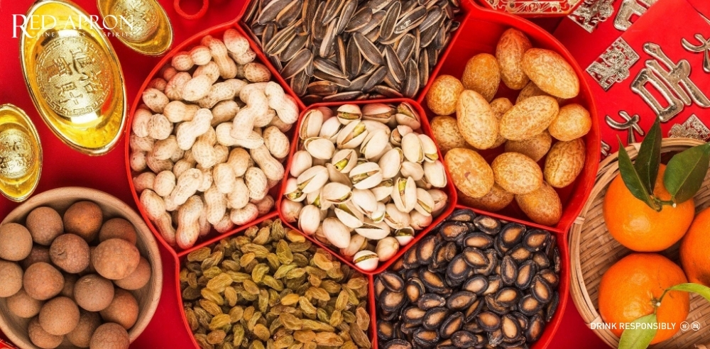 Khay nhiều ngăn chứa các loại hạt, hạt dưa và trái cây khô, gợi ý quà Tết handmade thiên về sức khỏe