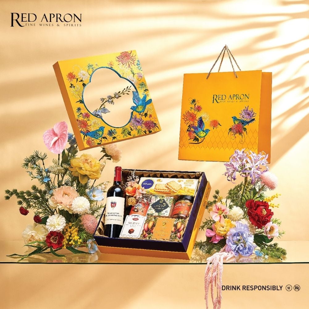 Hình ảnh hộp quà Tết Red Apron gồm chai rượu vang, hộp snack, túi quà in logo, thiết kế sang trọng phù hợp làm hộp quà tết tốt cho sức khỏe cho khách hàng doanh nghiệp.