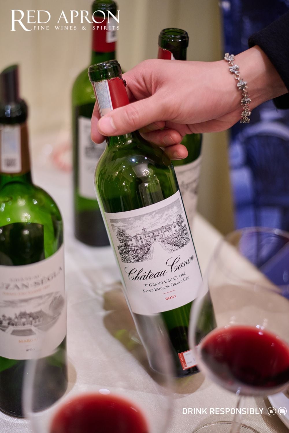 Hình chụp chai rượu vang hữu cơ Château Canon 1er Grand Cru Classé Saint-Émilion cùng ly vang đỏ, đại diện cho rượu vang organic làm quà tết tốt cho sức khỏe và thân thiện môi trường.